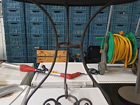 Lot 544 - metalen tuintafel - afbeelding 2 van  3