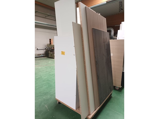 Lot 544 - transportkar met inhoud - afbeelding 2 van  2