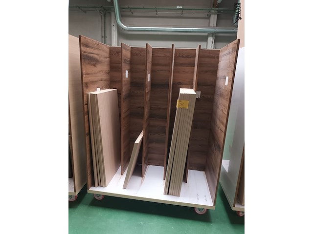 Lot 546 - transportkar met inhoud - afbeelding 1 van  2