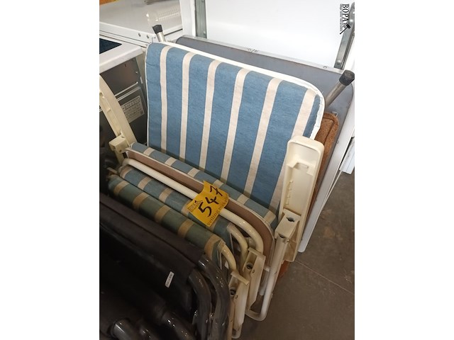 Lot 547 - kampeertafels en plooistoelen. 11 stuks - afbeelding 2 van  6