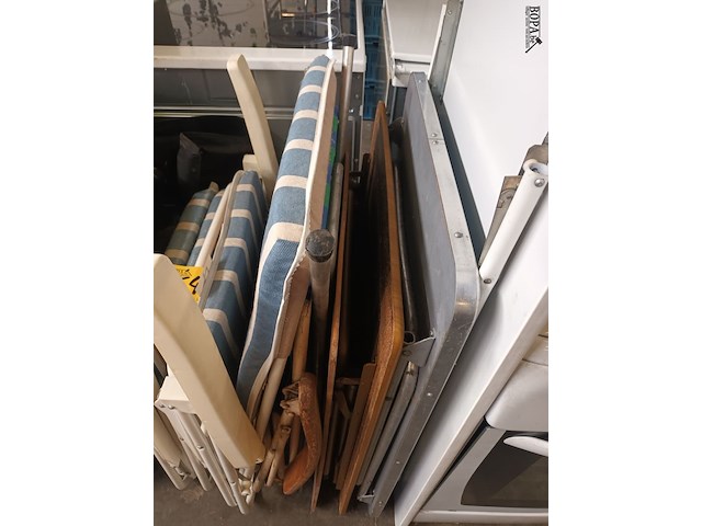 Lot 547 - kampeertafels en plooistoelen. 11 stuks - afbeelding 5 van  6
