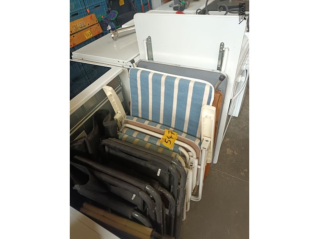 Lot 547 - kampeertafels en plooistoelen. 11 stuks - afbeelding 6 van  6