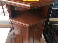 Lot 548 - zeshoekig kastje - afbeelding 1 van  4