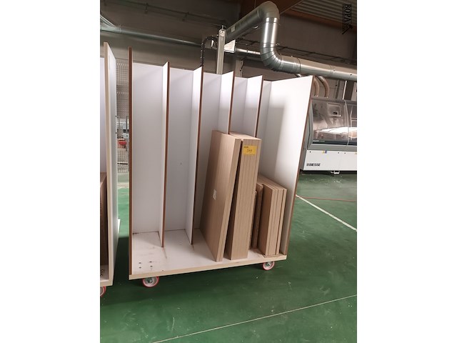 Lot 549 - transportkar met inhoud - afbeelding 1 van  3