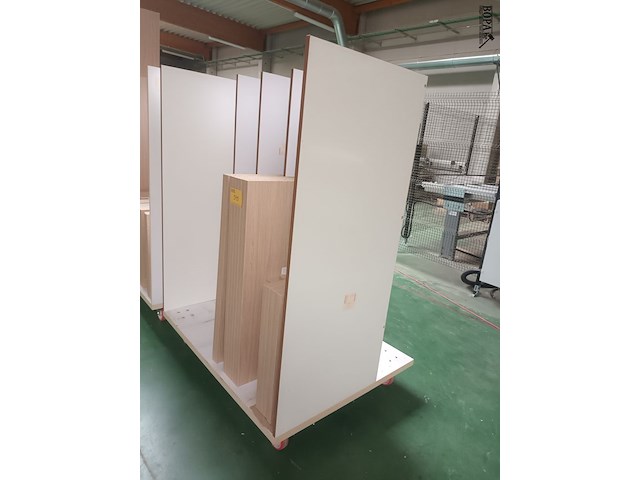 Lot 549 - transportkar met inhoud - afbeelding 2 van  3