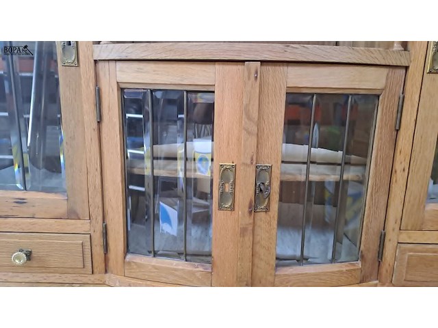 Lot 55 - antieken buffetkast mechelse stijl met facetgeslepen glas - - afbeelding 3 van  6