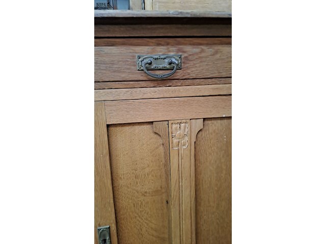 Lot 55 - antieken buffetkast mechelse stijl met facetgeslepen glas - - afbeelding 6 van  6