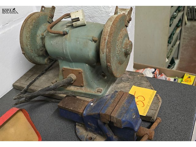 Lot 55 - bankschroef en slijpmolen metabo - afbeelding 1 van  4