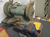 Lot 55 - bankschroef en slijpmolen metabo - afbeelding 1 van  4