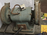 Lot 55 - bankschroef en slijpmolen metabo - afbeelding 2 van  4