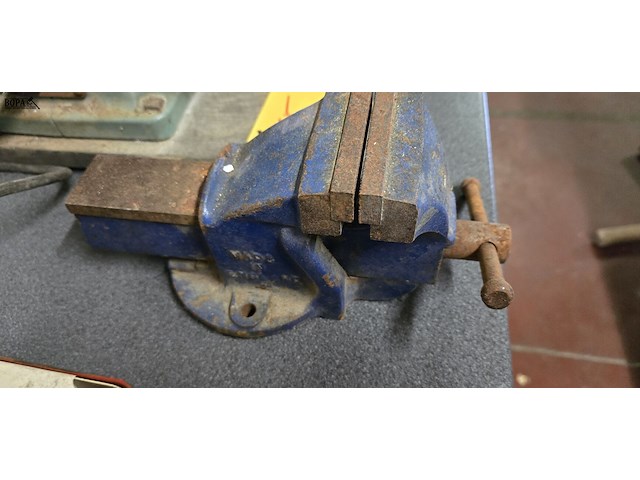 Lot 55 - bankschroef en slijpmolen metabo - afbeelding 4 van  4