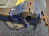 Lot 55 - bankschroef en slijpmolen metabo - afbeelding 4 van  4