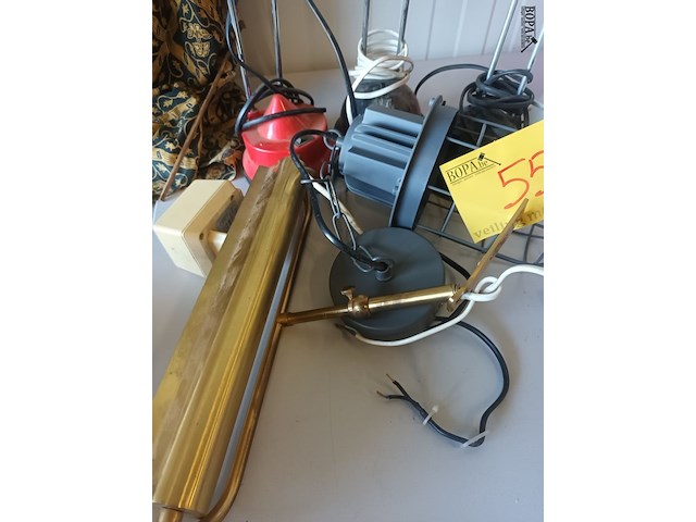 Lot 55 - bureaulampen en hanglamp. 5 stuks - afbeelding 4 van  4