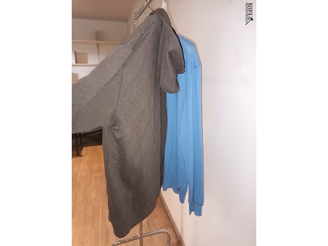 Lot 55 - hoodie en trui - afbeelding 2 van  3