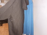 Lot 55 - hoodie en trui - afbeelding 2 van  3