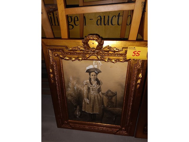 Lot 55 - kaders met oude foto’s. 2 stuks - afbeelding 2 van  3