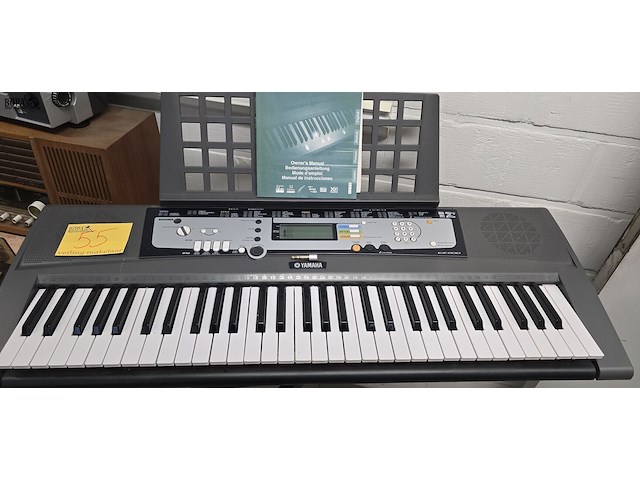 Lot 55 - keybord yamaha op staander - afbeelding 1 van  6