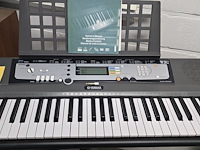 Lot 55 - keybord yamaha op staander - afbeelding 1 van  6