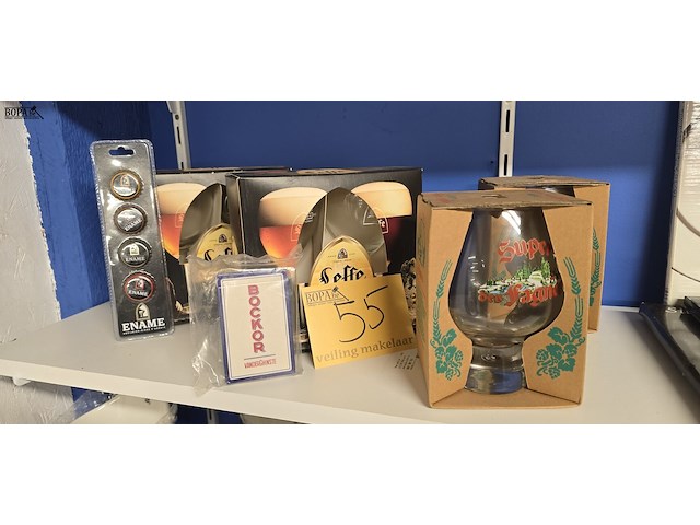 Lot 55 - lot bierglazen, kronen en speelkaarten - afbeelding 1 van  4