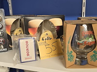 Lot 55 - lot bierglazen, kronen en speelkaarten - afbeelding 1 van  4