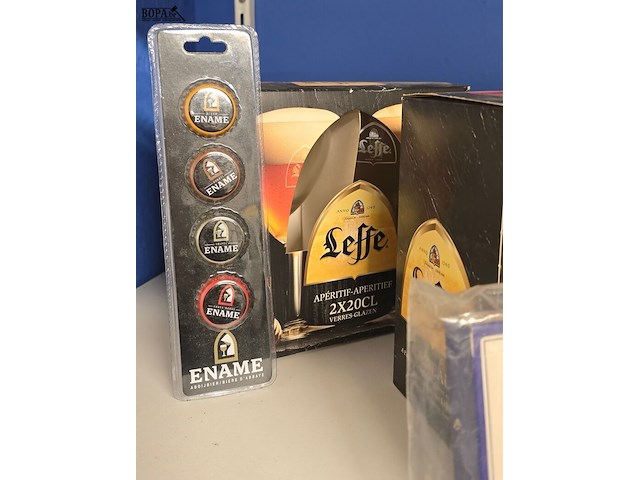 Lot 55 - lot bierglazen, kronen en speelkaarten - afbeelding 2 van  4