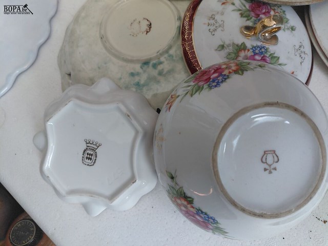 Lot 55 - lot porseleinen bordjes en objecten - afbeelding 8 van  11