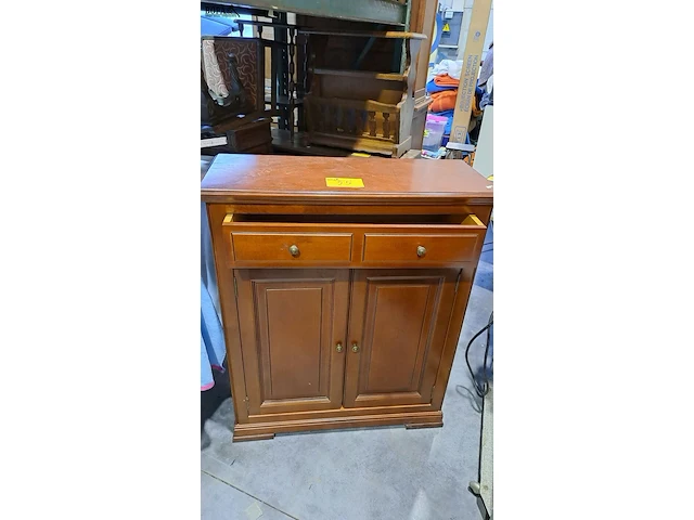 Lot 55 - meubelkast in kerselaar - afbeelding 1 van  4