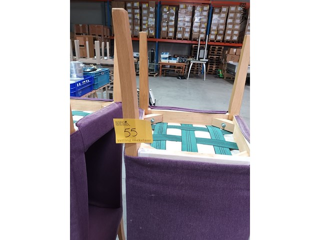 Lot 55 - paarse eetkamerstoelen. 4 stuks - afbeelding 2 van  3