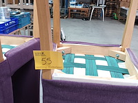 Lot 55 - paarse eetkamerstoelen. 4 stuks - afbeelding 2 van  3