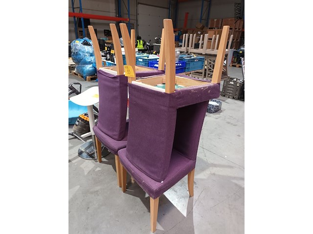 Lot 55 - paarse eetkamerstoelen. 4 stuks - afbeelding 3 van  3