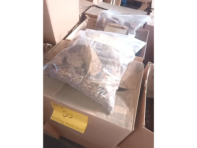 Lot 55 - rookhout grote snippers olijf 1 kg. 19 stuks - afbeelding 1 van  2