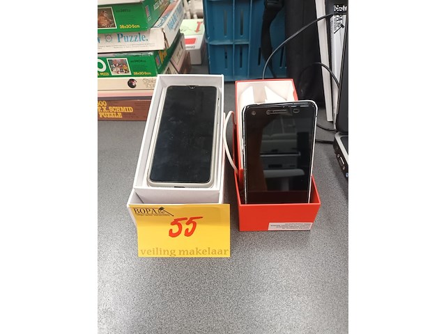 Lot 55 - smartphones - 2 stuks - afbeelding 1 van  4