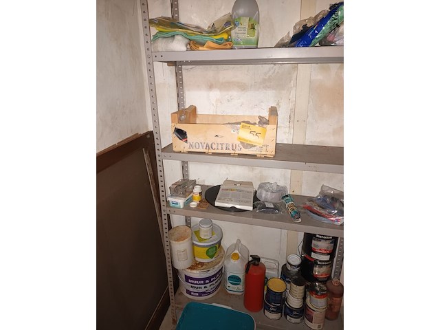 Lot 55 - verf en poetsmateriaal. inhoud rek - afbeelding 1 van  5