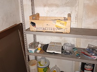 Lot 55 - verf en poetsmateriaal. inhoud rek - afbeelding 1 van  5