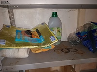 Lot 55 - verf en poetsmateriaal. inhoud rek - afbeelding 2 van  5