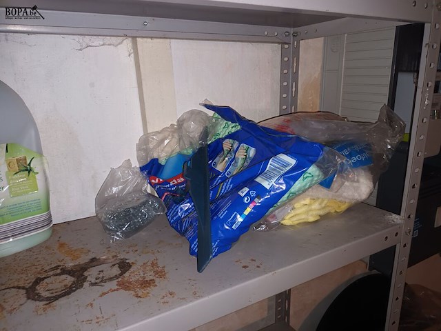 Lot 55 - verf en poetsmateriaal. inhoud rek - afbeelding 3 van  5