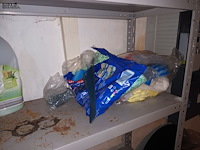 Lot 55 - verf en poetsmateriaal. inhoud rek - afbeelding 3 van  5