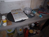 Lot 55 - verf en poetsmateriaal. inhoud rek - afbeelding 4 van  5