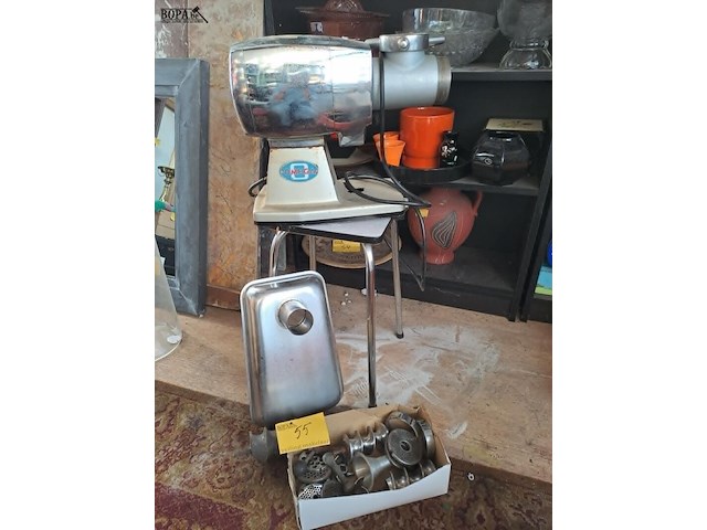 Lot 55 - vintage electrische professionele vleesmolen in chroom en rv - afbeelding 1 van  4