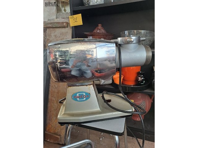 Lot 55 - vintage electrische professionele vleesmolen in chroom en rv - afbeelding 2 van  4
