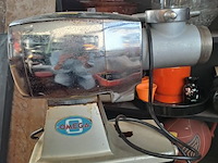 Lot 55 - vintage electrische professionele vleesmolen in chroom en rv - afbeelding 2 van  4