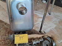 Lot 55 - vintage electrische professionele vleesmolen in chroom en rv - afbeelding 3 van  4
