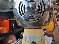 Lot 55 - vintage electrische professionele vleesmolen in chroom en rv - afbeelding 4 van  4