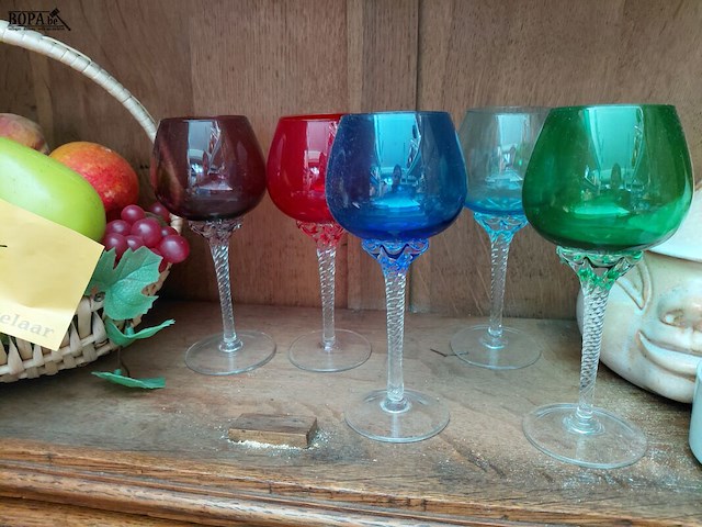Lot 55 - vintage fruitmand en italiaans brandyglas gedraaide voet - afbeelding 2 van  3