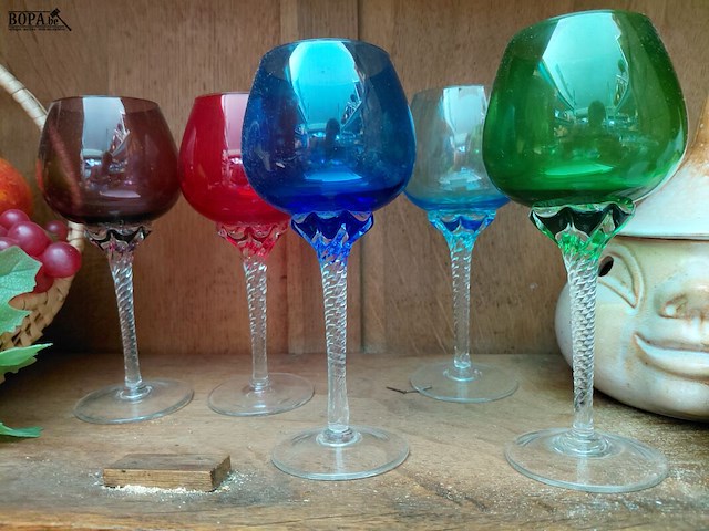 Lot 55 - vintage fruitmand en italiaans brandyglas gedraaide voet - afbeelding 3 van  3