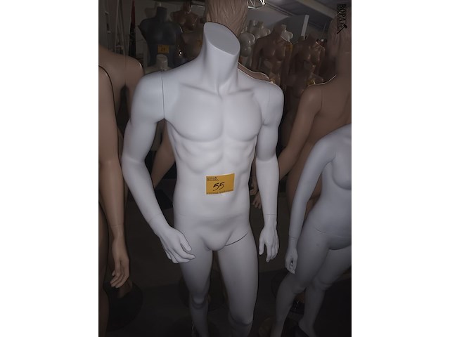 Lot 55 - witte paspop man op voet - afbeelding 1 van  3