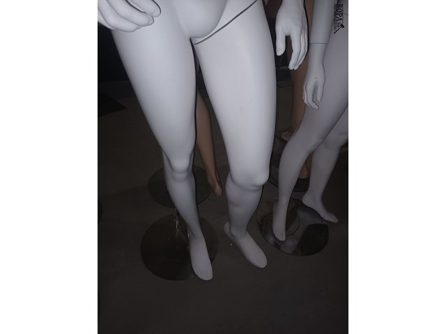 Lot 55 - witte paspop man op voet - afbeelding 2 van  3