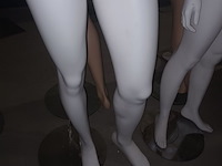 Lot 55 - witte paspop man op voet - afbeelding 2 van  3
