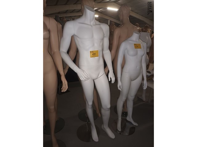 Lot 55 - witte paspop man op voet - afbeelding 3 van  3