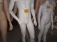 Lot 55 - witte paspop man op voet - afbeelding 3 van  3